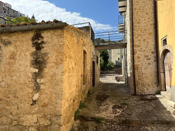 Image No.8-2 Bed House for sale