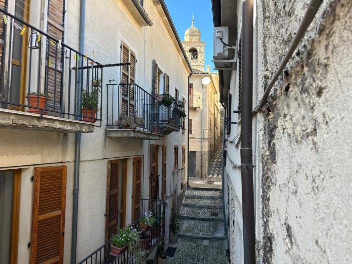 Image No.2-5 Bed Property for sale