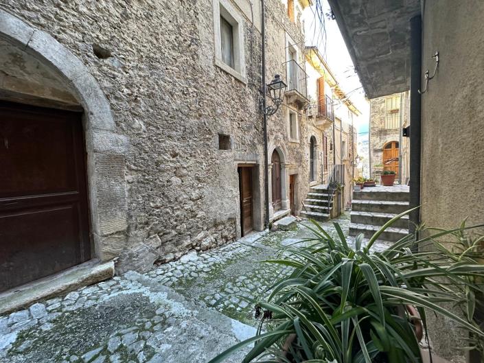 Image No.3-5 Bed Property for sale