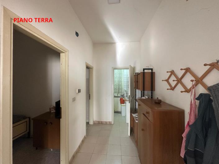 Image No.12-8 Bed Property for sale