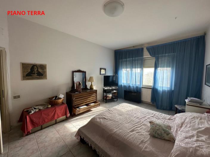 Image No.13-8 Bed Property for sale