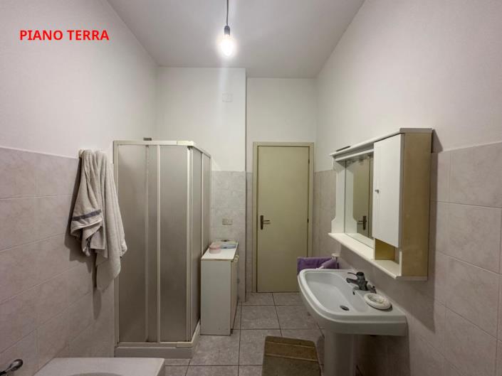 Image No.16-8 Bed Property for sale