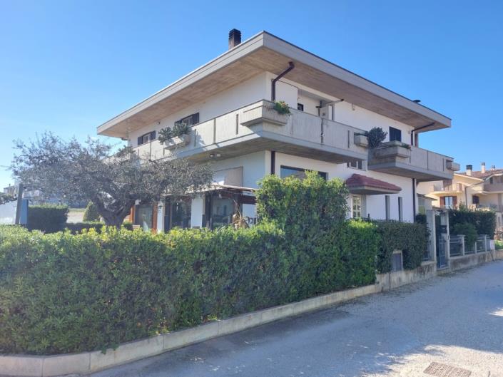 Image No.2-3 Bed Property for sale