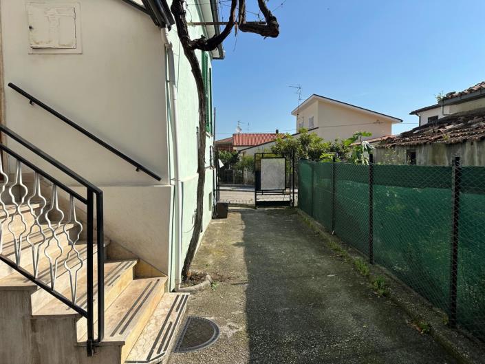 Image No.4-2 Bed Property for sale