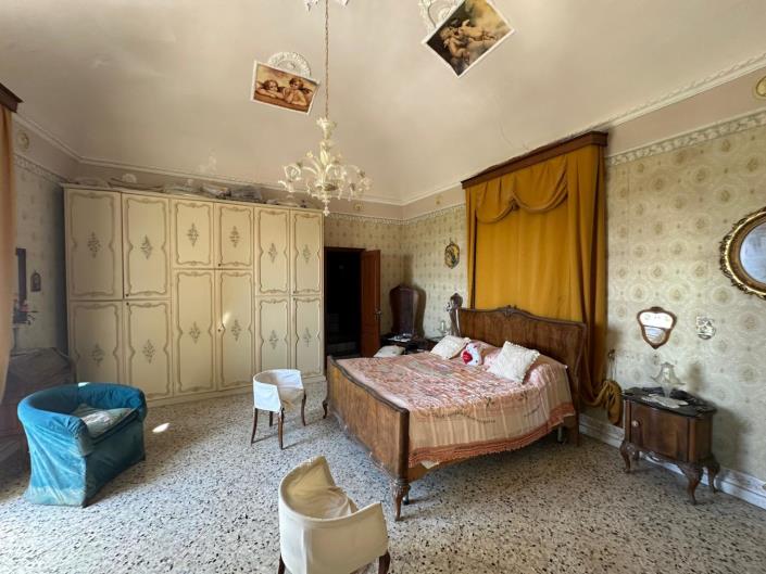 Image No.28-3 Bed Property for sale