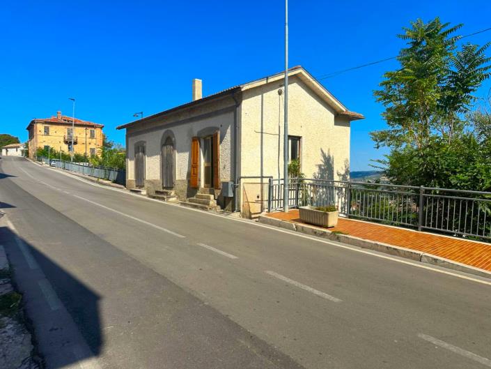 Image No.1-4 Bed House for sale