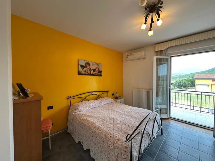 Image No.12-3 Bed Property for sale