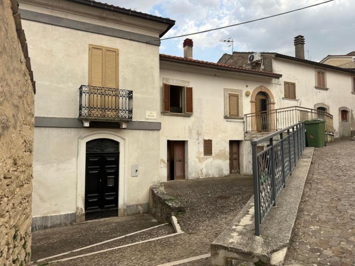 Pietranico, Townhouse