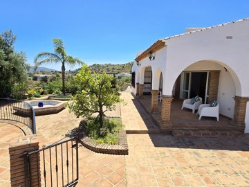 1362-villa-for-sale-in-vinuela-47184-large