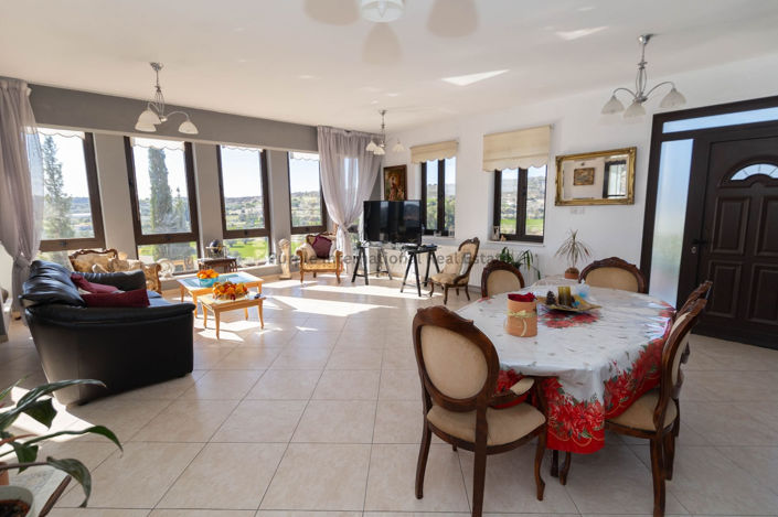 Image No.18-7 Bed House for sale