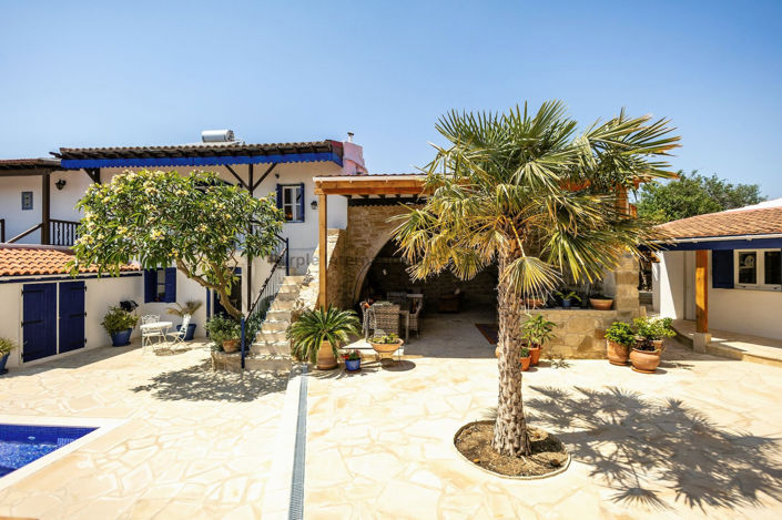 Image No.1-5 Bed House for sale