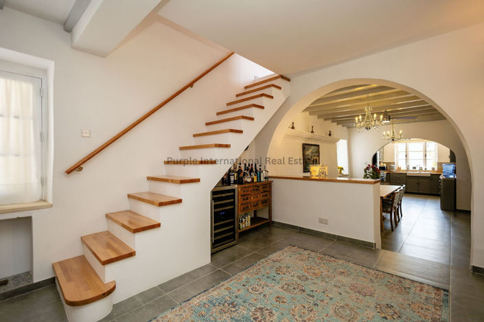 Image No.8-5 Bed House for sale