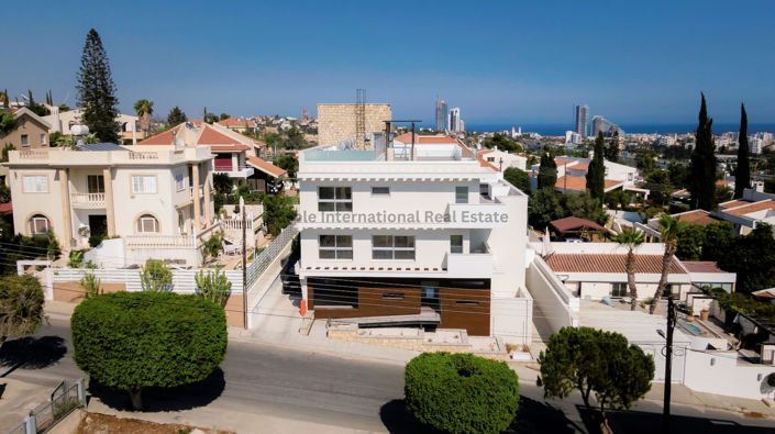 Image No.1-8 Bed Property for sale