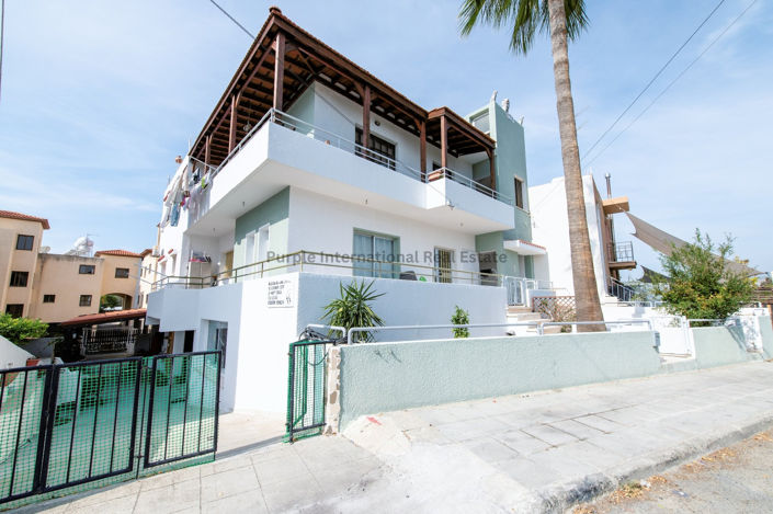 Image No.1-6 Bed Property for sale