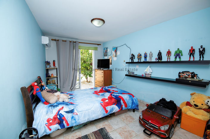 Image No.12-6 Bed Property for sale