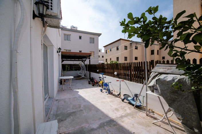 Image No.24-6 Bed Property for sale