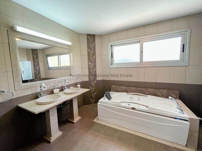 Image No.17-7 Bed Villa for sale