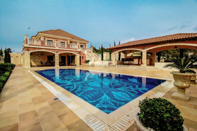 6 Bed Villa for sale