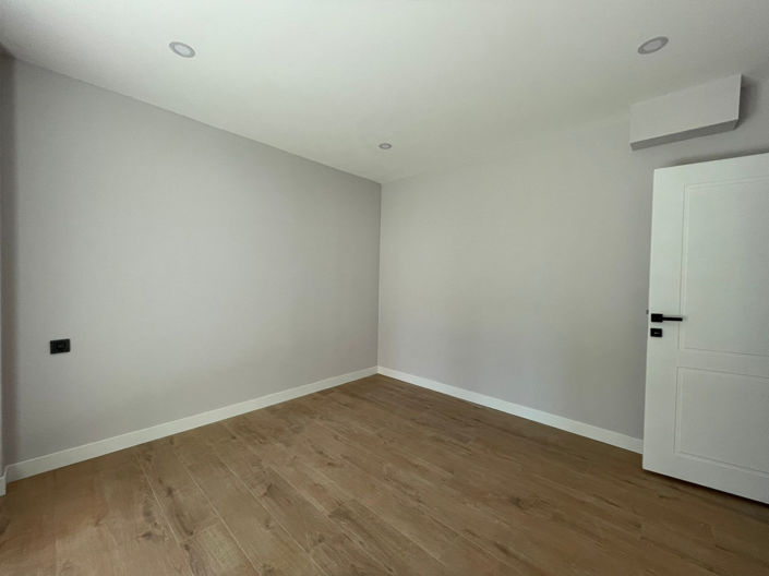 Image No.12-5 Bed Apartment for sale