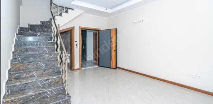 Image No.3-Commercial de 3 chambres à vendre à Figla