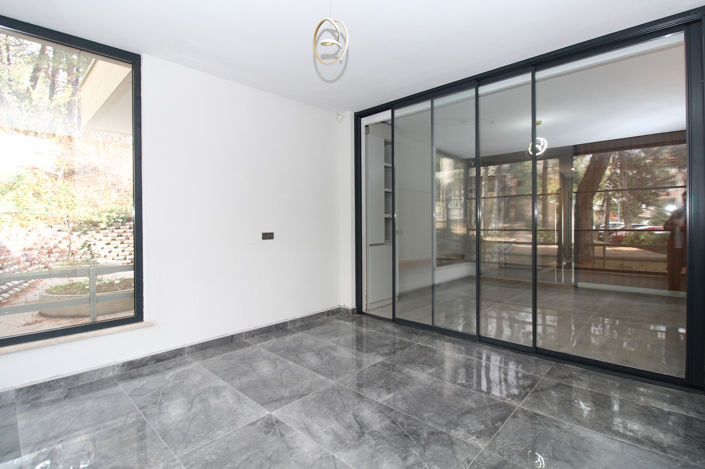 Image No.24-5 Bed Apartment for sale