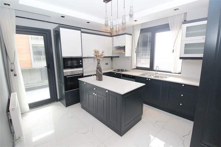 Image No.12-8 Bed Apartment for sale