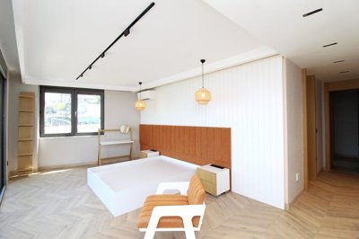 Interior 8
