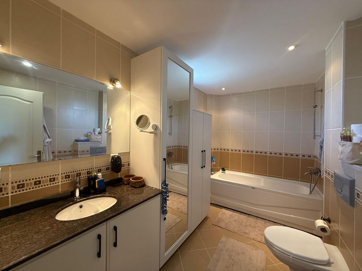 Image No.20-4 Bed Apartment for sale