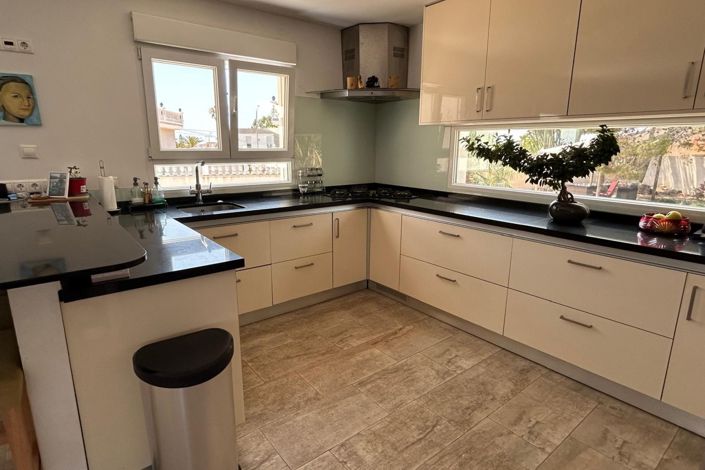 Image No.28-4 Bed Villa for sale