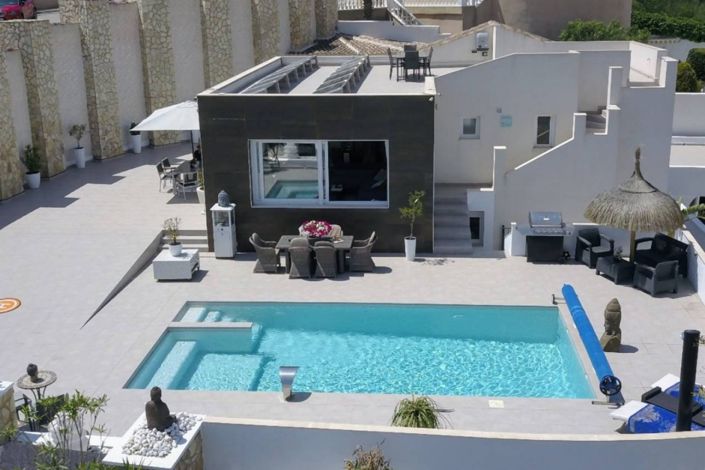 Image No.1-6 Bed Villa for sale
