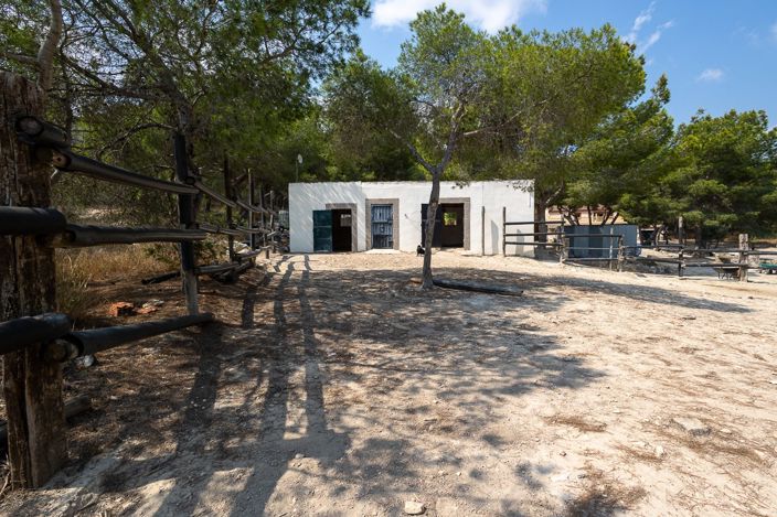 Image No.44-4 Bed Country House for sale