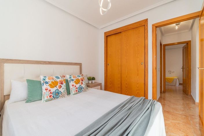 Image No.20-2 Bed Townhouse for sale