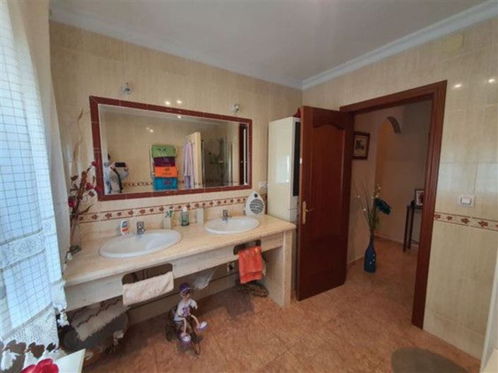 Image No.20-4 Bed Property for sale