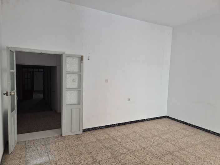 Image No.12-4 Bed Townhouse for sale