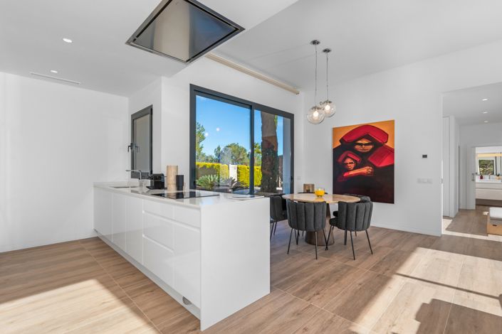 Image No.20-4 Bed Property for sale