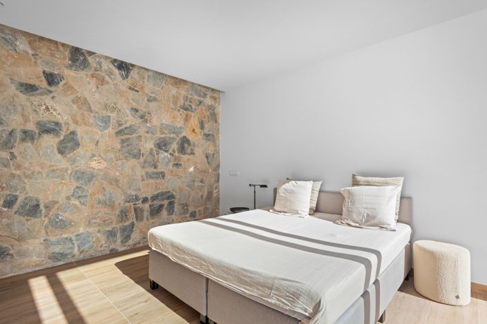 Image No.41-4 Bed Property for sale