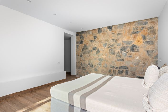 Image No.42-4 Bed Property for sale