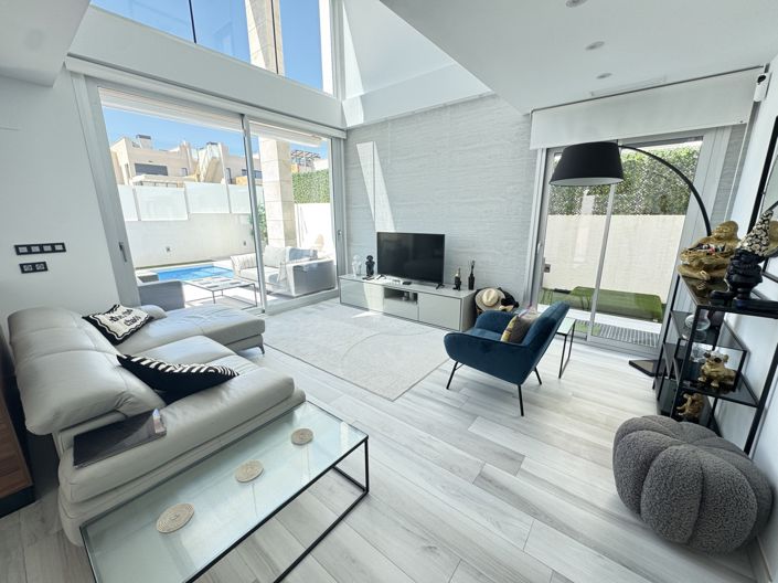 Image No.3-4 Bed Property for sale