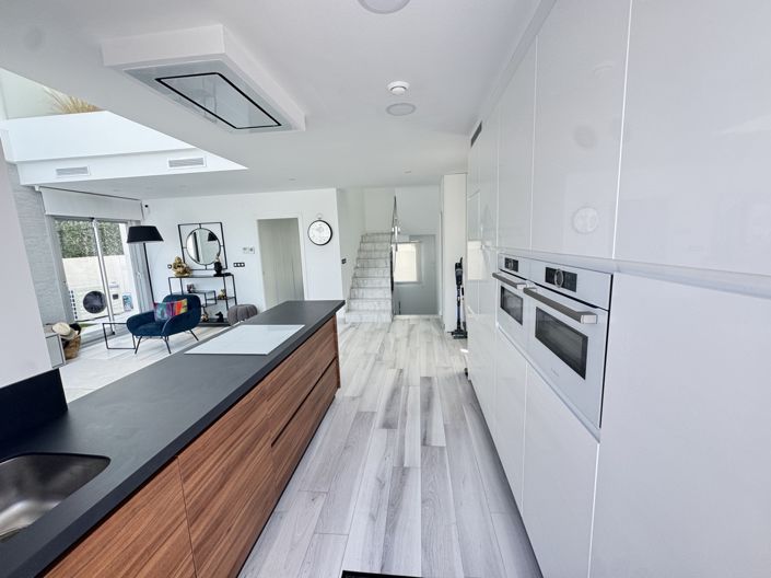 Image No.5-4 Bed Property for sale