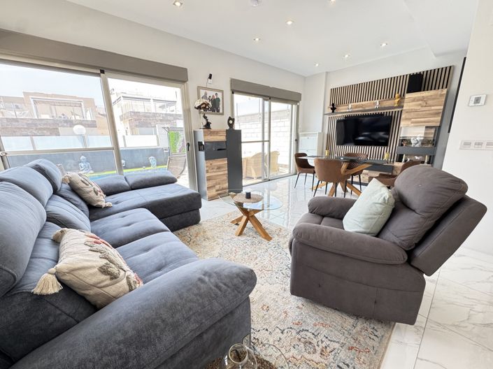 Image No.5-4 Bed Property for sale