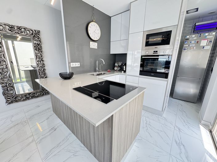 Image No.8-4 Bed Property for sale