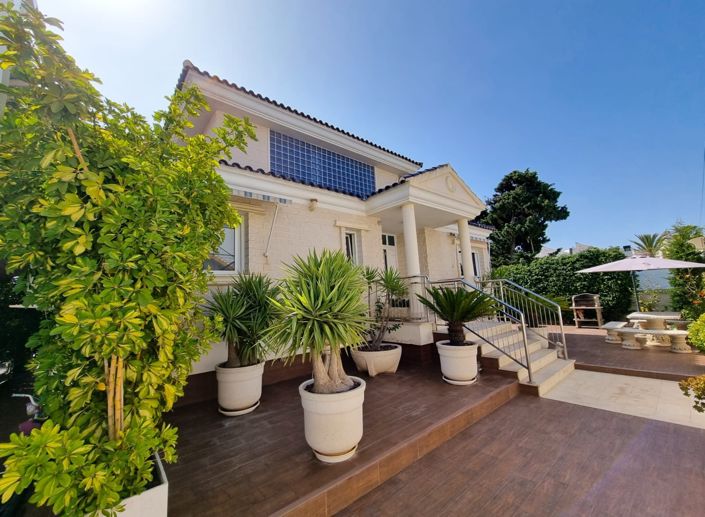 Image No.20-5 Bed Property for sale