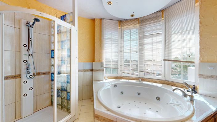 Image No.20-5 Bed Property for sale