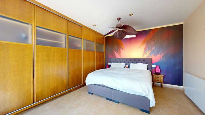 Image No.24-5 Bed Property for sale