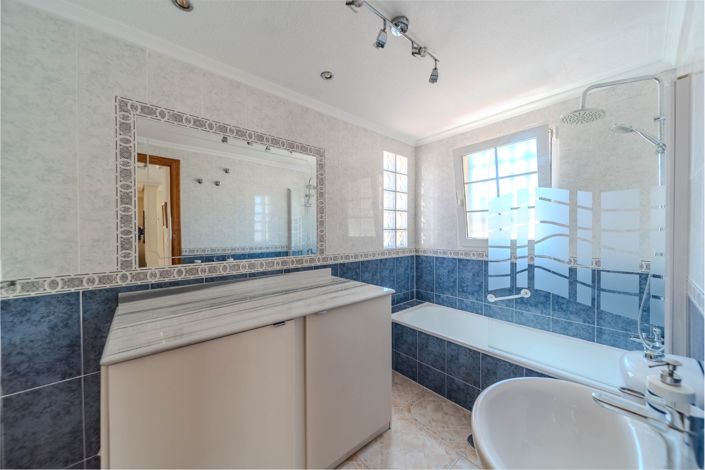 Image No.23-3 Bed Property for sale