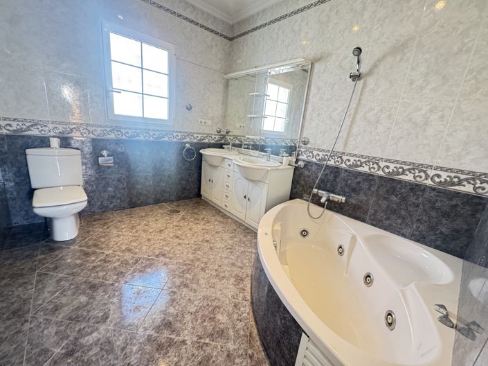 Image No.14-3 Bed Property for sale