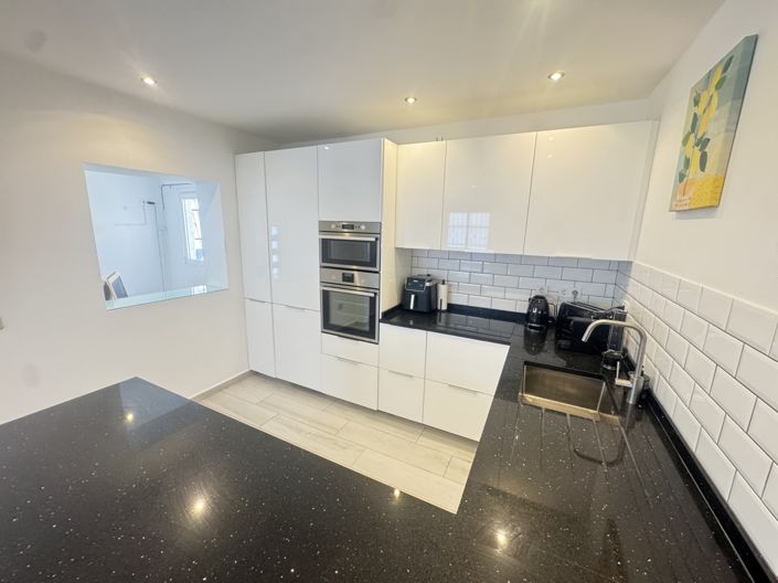 Image No.8-2 Bed Property for sale