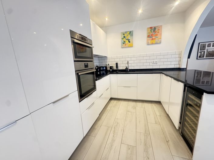 Image No.9-2 Bed Property for sale