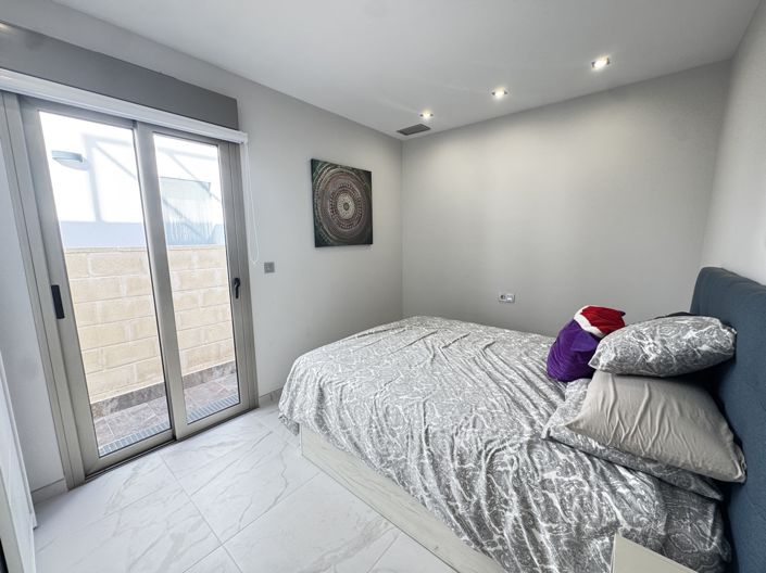 Image No.10-5 Bed Property for sale