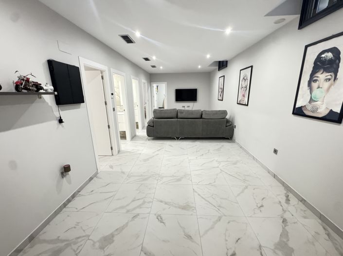 Image No.14-5 Bed Property for sale